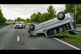 Passagier uit busje geslingerd bij ernstig ongeval op A7