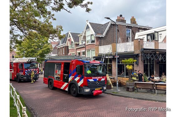 Brand op dak bij eetcafé snel onder controle aan de Spoorstraat in Enkhuizen