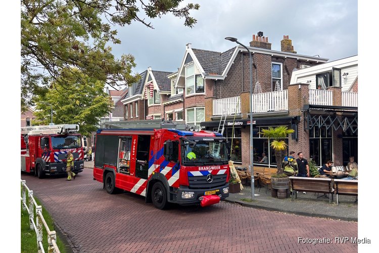 Brand op dak bij eetcafé snel onder controle aan de Spoorstraat in Enkhuizen