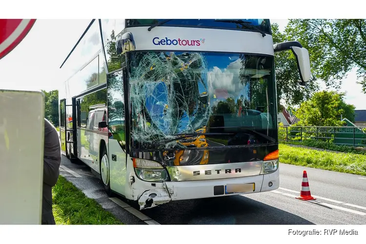 Touringcar botst achterop busje op N243 bij Avenhorn