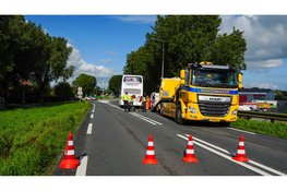 Touringcar botst achterop busje op N243 bij Avenhorn