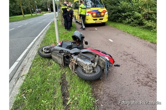Aanrijding scooter met fietser op de Esdoornlaan in Grootebroek