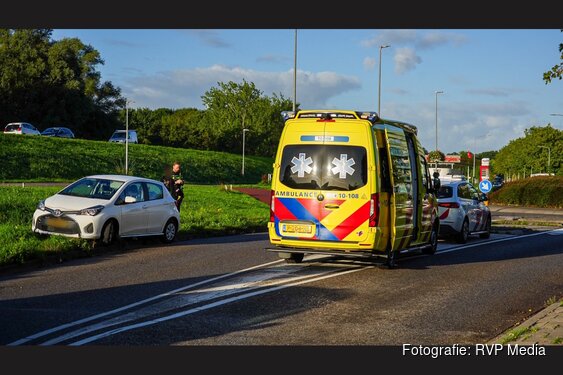 Fietser gewond na aanrijding, automobiliste verblind door laagstaande zon