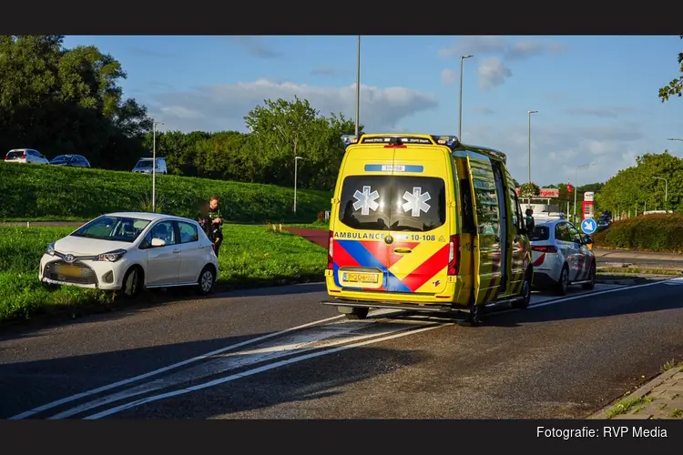Fietser gewond na aanrijding, automobiliste verblind door laagstaande zon