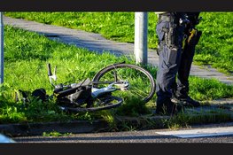 Fietser gewond na aanrijding, automobiliste verblind door laagstaande zon