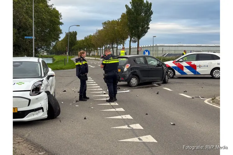 Twee auto's botsen op kruising in Wervershoof: bestuurder mee naar politiebureau