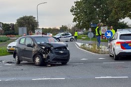 Twee auto's botsen op kruising in Wervershoof: bestuurder mee naar politiebureau