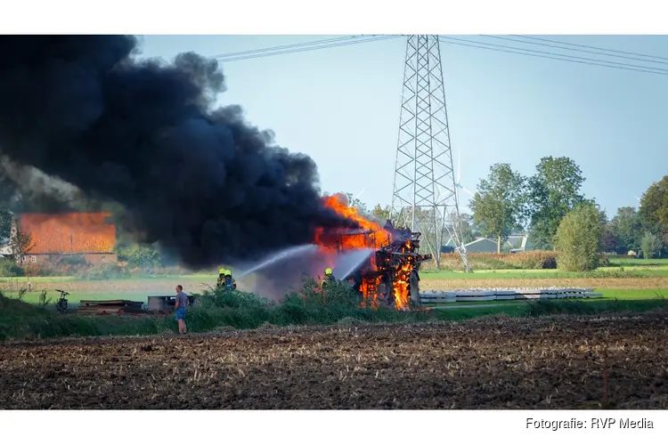 Landbouwmachine gaat in vlammen op aan Westeinde in Berkhout