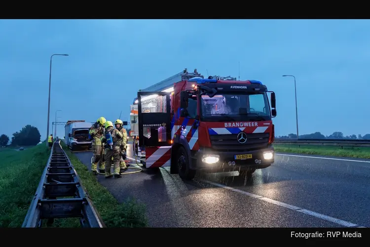Brand in bekabeling van werkbus op A7, lange files op rijksweg
