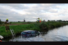 Auto te water na zware aanrijding in Ursem: bestuurder gered door brandweer