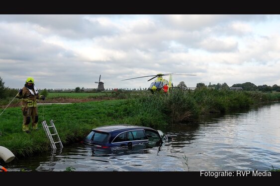 Auto te water na zware aanrijding in Ursem: bestuurder gered door brandweer