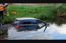 Auto te water na zware aanrijding in Ursem: bestuurder gered door brandweer