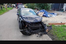 Auto te water na zware aanrijding in Ursem: bestuurder gered door brandweer
