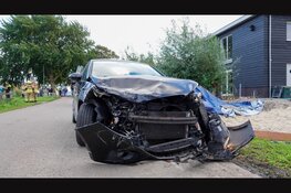 Auto te water na zware aanrijding in Ursem: bestuurder gered door brandweer