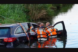 Auto te water na zware aanrijding in Ursem: bestuurder gered door brandweer