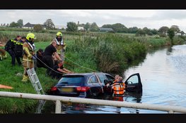 Auto te water na zware aanrijding in Ursem: bestuurder gered door brandweer