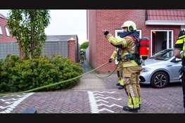 Scooter vliegt in brand in achtertuin in Hoorn
