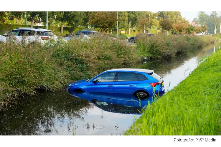 Geparkeerde auto rolt sloot in bij uitvaartcentrum in Hoorn