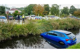 Geparkeerde auto rolt sloot in bij uitvaartcentrum in Hoorn