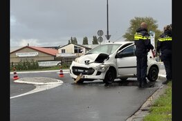 Aanrijding tussen twee auto’s op de Westerzeedijk in Medemblik