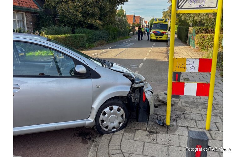 Automobiliste gewond na botsing tegen paaltje in Andijk