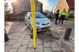 Automobiliste gewond na botsing tegen paaltje in Andijk