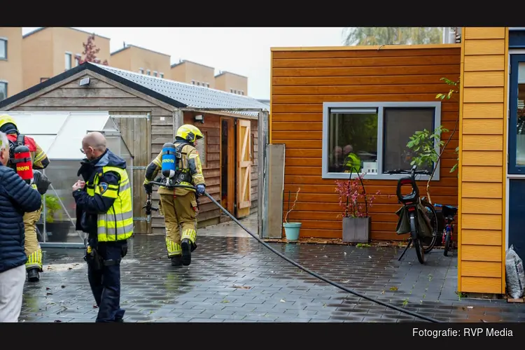 Brand onder overkapping in Hoorn snel onder controle