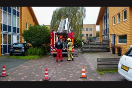 Brand onder overkapping in Hoorn snel onder controle