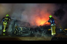 Twee auto's verwoest door brand op parkeerplaats in Hoorn: derde voertuig loopt schade op