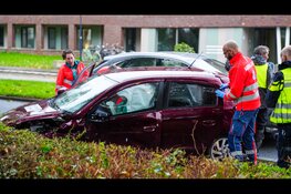 Twee gewonden na botsing tussen auto's op kruising De Weel in Hoorn