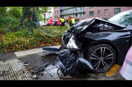 Twee gewonden na botsing tussen auto's op kruising De Weel in Hoorn