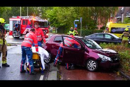 Twee gewonden na botsing tussen auto's op kruising De Weel in Hoorn