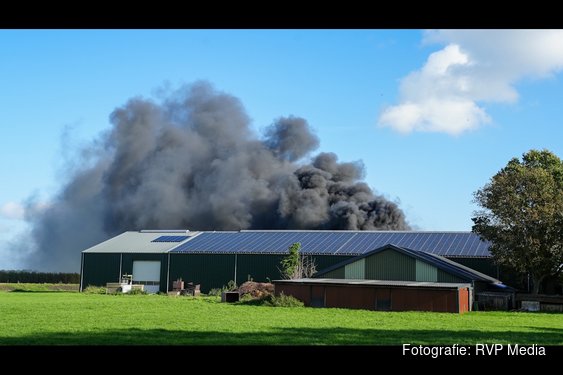 Grote uitslaande brand in kas aan Jongeweer in Wijdenes: zwarte rook vanaf Hoorn te zien