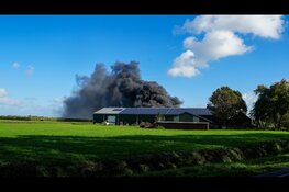 Grote uitslaande brand in kas aan Jongeweer in Wijdenes: zwarte rook vanaf Hoorn te zien