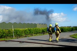 Grote uitslaande brand in kas aan Jongeweer in Wijdenes: zwarte rook vanaf Hoorn te zien