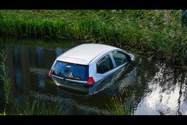 Geparkeerde auto rolt vanaf oprit de sloot in aan Pastoor Emerlaanstraat in Blokker