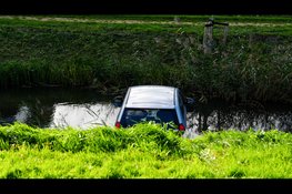 Geparkeerde auto rolt vanaf oprit de sloot in aan Pastoor Emerlaanstraat in Blokker