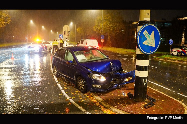 Auto botst tegen verkeerslicht op Provincialeweg in Hoorn: inzittenden slaan op de vlucht