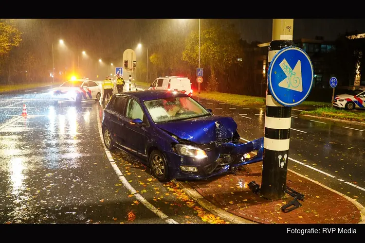 Auto botst tegen verkeerslicht op Provincialeweg in Hoorn: inzittenden slaan op de vlucht