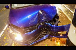Auto botst tegen verkeerslicht op Provincialeweg in Hoorn: inzittenden slaan op de vlucht