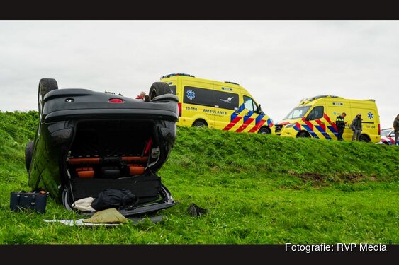 Auto raakt van de dijk en slaat over de kop in Heerhugowaard