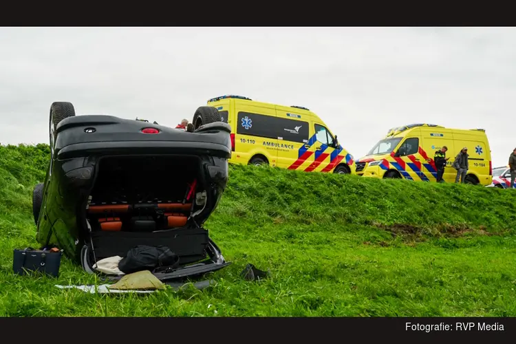 Auto raakt van de dijk en slaat over de kop in Heerhugowaard