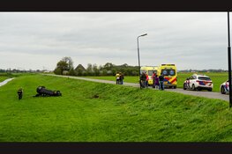Auto raakt van de dijk en slaat over de kop in Heerhugowaard