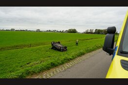 Auto raakt van de dijk en slaat over de kop in Heerhugowaard