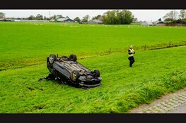 Auto raakt van de dijk en slaat over de kop in Heerhugowaard