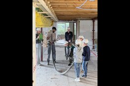 Tijdcapsule met wensen en dromen onder nieuw gebouw kindcentrum De Wegwijzer Opperdoes