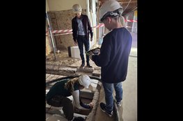 Tijdcapsule met wensen en dromen onder nieuw gebouw kindcentrum De Wegwijzer Opperdoes