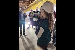 Tijdcapsule met wensen en dromen onder nieuw gebouw kindcentrum De Wegwijzer Opperdoes