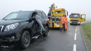 Auto rijdt te water bij Ursem